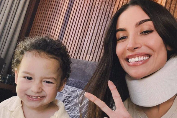 foto colorida de bianca andrade fazendo V com os dedos ao lado de bebe de dois anos que é seu filho - metrópoles
