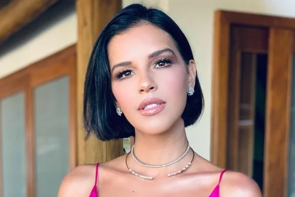 Prestes a se casar, Mariana Rios posa de biquíni e enlouquece fãs