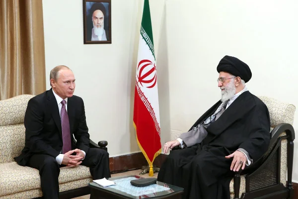 Imagem colorida mostra Vladimir Putin e o aiatolá Ali Khamenei - Metrópoles
