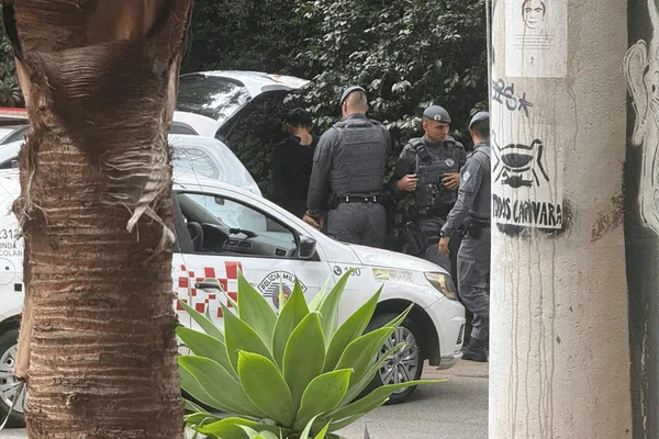 Imagem colorida de homem sendo preso suspeito de integrar quadrilha que roubava casas - Metrópoles