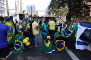 Grupo bolsonarista começa a se concentrar pela manhã na Paulista, horas antes do início oficial do ato