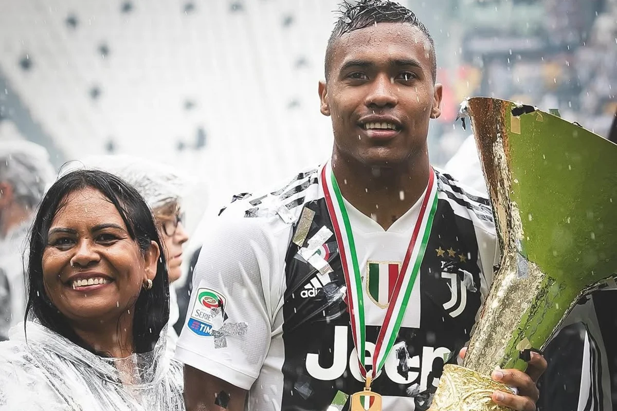 Maria de Fátima, mãe de Alex Sandro, trabalhou como empregada doméstica e faxineira antes de se formar em enfermagem. Ela também incentivou o filho a participar da capoeira quando criança
Maria de Fátima, mãe de Alex Sandro, trabalhou como empregada doméstica e faxineira antes de se formar em enfermagem. Ela também incentivou o filho a participar da capoeira quando criança