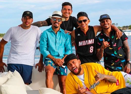 Para evitar polêmicas, Neymar proíbe celulares em sua balada de Ano-Novo