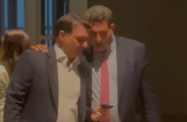 Marqueteiro demitido após Dark Horse ainda dá “pitacos” para Flávio