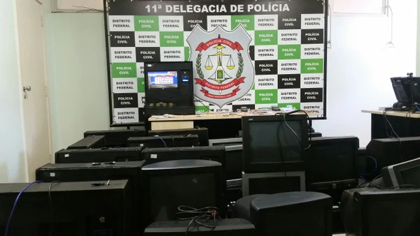 Polícia fecha três casas de jogos, autua 16 pessoas e apreende 40 caça-níqueis