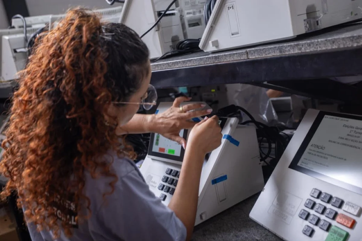 TRE-DF inicia carga e lacração de mais de 6 mil urnas para eleições TRE-DF inicia carga e lacração de mais de 6 mil urnas para eleições