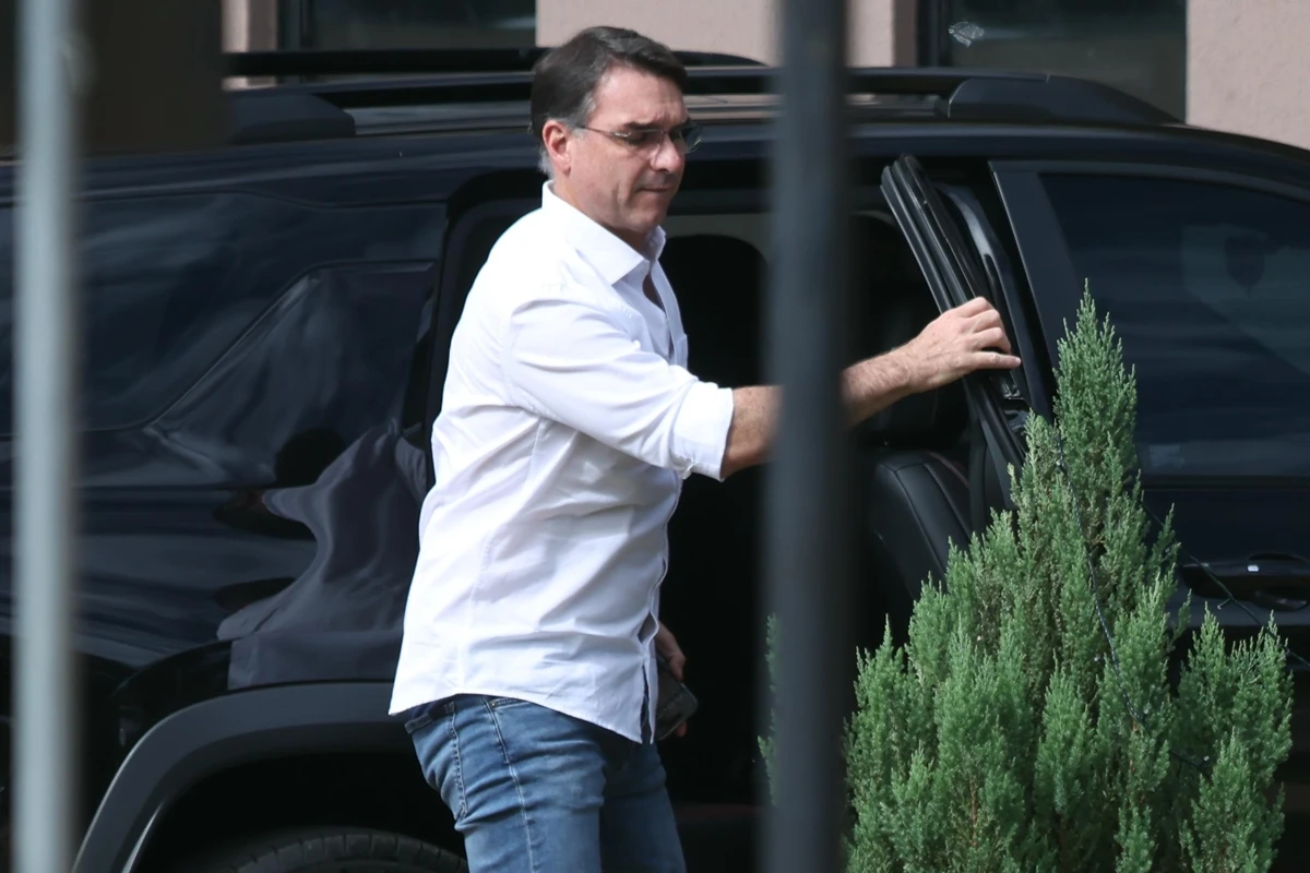 Flávio Bolsonaro usou verba pública em viagens a banqueiro antes de anúncio da pré-candidatura