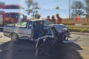 Devido ao impacto do acidente, um dos ocupantes ficou preso às ferragens e precisou ser desencarcerado pelos bombeiros Devido ao impacto do acidente, um dos ocupantes ficou preso às ferragens e precisou ser desencarcerado pelos bombeiros