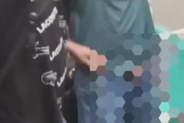 Imagem colorida desfocada de dois homens de pé em vagão de tremç um deles está com o órgão genital para fora (imagem desfocada) - Metrópoles