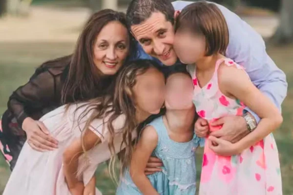 A mãe Catherine Youssef Kassenoff e as três filhas com o rosto borrado