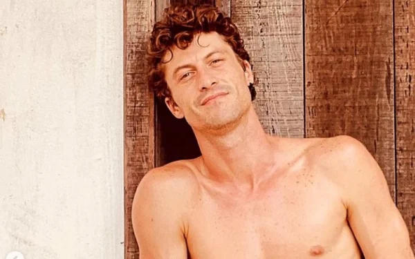 foto colorida do ator e modelo Ricardo Merini, que está desaparecido; na foto ele está sem camisa - Metrópoles