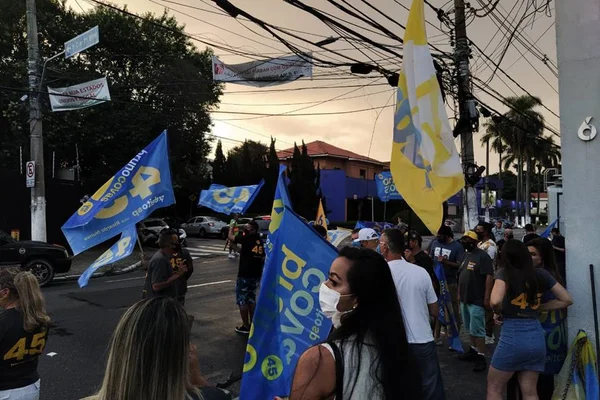 Militância tucana comemora vitória de Covas na sede do partido em São Paulo