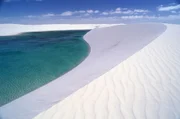 Praias dos Lençóis Maranhenses, em Barreirinhas, Maranhão, também estão entre as mais bonitas do país. Diferentemente do que se pode pensar, as lagoas dos Lençóis apresentam água doce, morna e formam bela paisagem em meio a dunas de areias finas