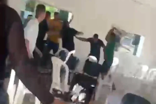 Grupo invade igreja e agride fiéis