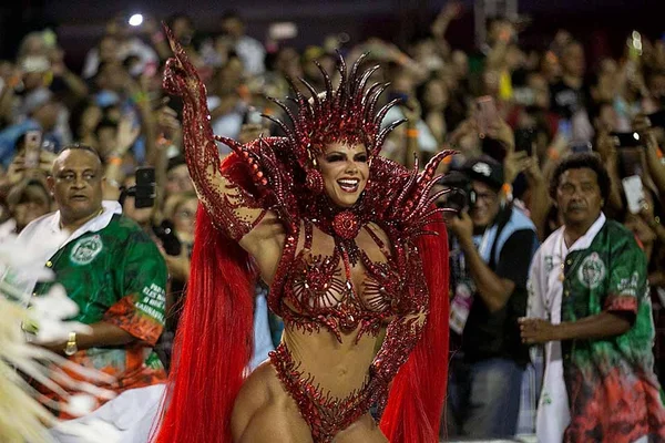Carnaval 2020: famosas arrasam na avenida em São Paulo