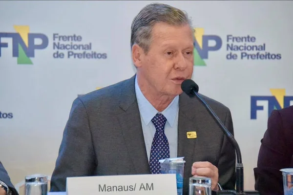 Prefeito Arthur Virgílio é internado em Manaus com suspeita de Covid-19