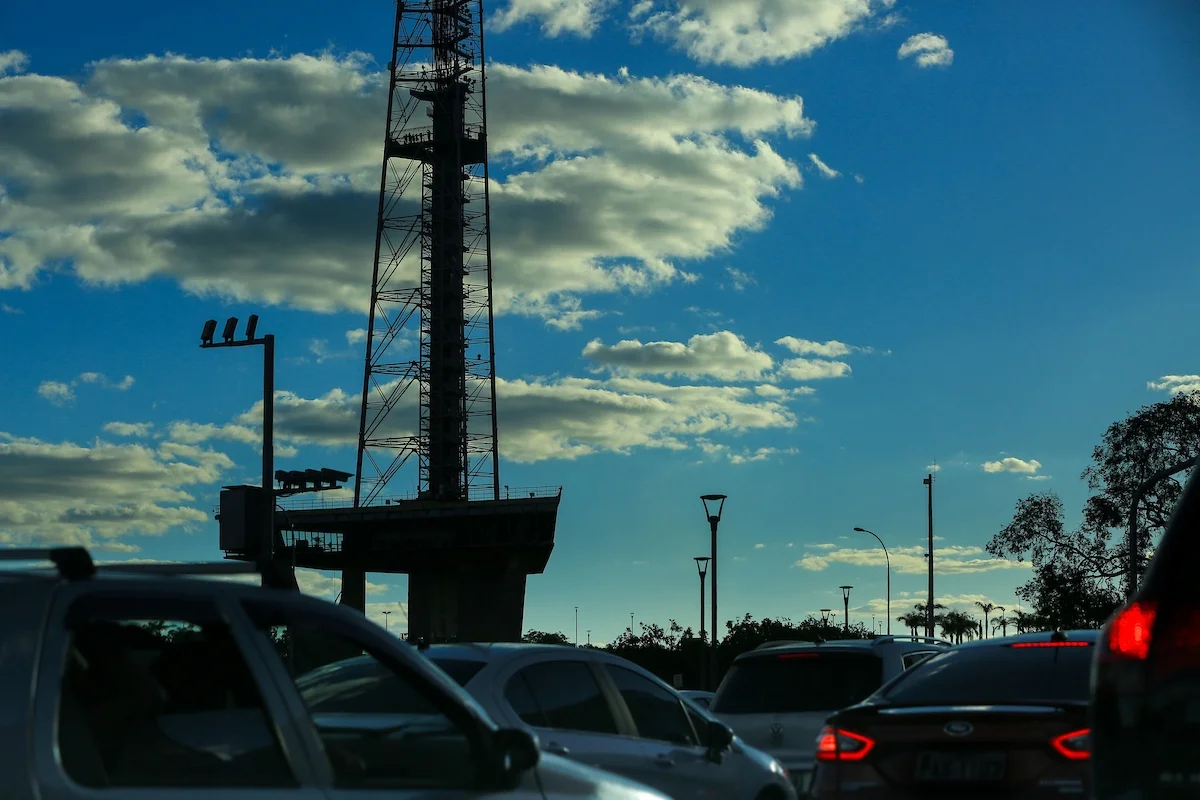 DER suspende CNH de 120 condutores por excesso de velocidade no DF