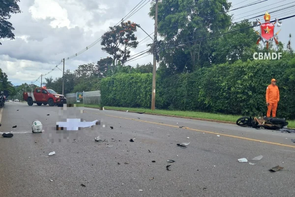 Passageira morre atropelada ao cair de moto após colisão com carro