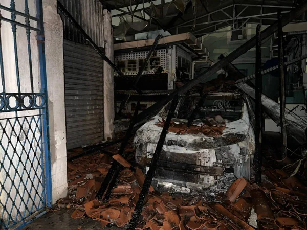 Imagem colorida de carro destruído após incêndio no Mercado da Madalena - Metrópoles