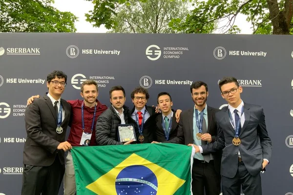 Estudantes do ensino médio são premiados em olimpíada de economia