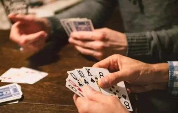 Homem é esfaqueado por “amigo” por dívida de R$ 100 de jogo de baralho