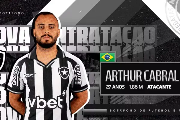 Imagem colorida do anúncio do atacante Arthur Cabral