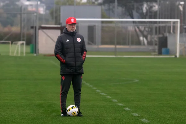 Mano Menezes no treino do Internacional