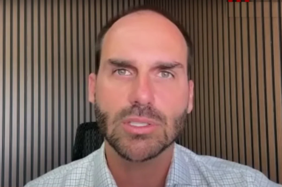 Foto colorida mostra o deputado federal licenciado Eduardo Bolsonaro (PL-SP)