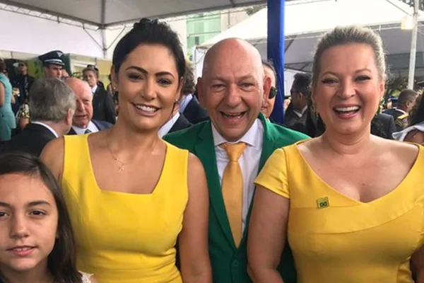 Joice Hasselmann e Michelle Bolsonaro riem ao usar roupa igual
