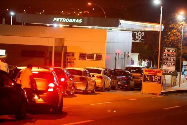 Vídeo: à meia-noite, postos ainda tinham filas quilométricas no DF