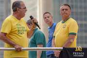 Malafaia discursa enquanto Bolsonaro o assiste