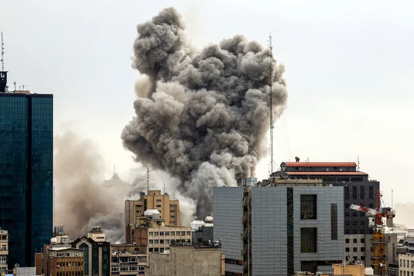 Vista geral de Teerã com fumaça visível ao longe após relatos de explosões na cidade
