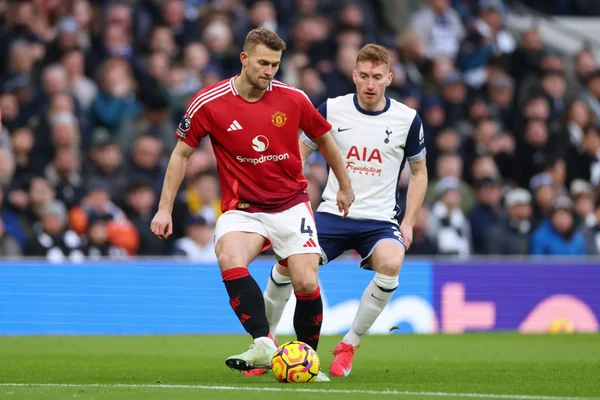 Foto colorida do duelo entre Manchester United e Tottenham, pela Premier League - Metrópoles