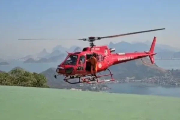 Imagem colorida de helicóptero do Corpo de Bombeiros do Rio de Janeiro - Metrópoles