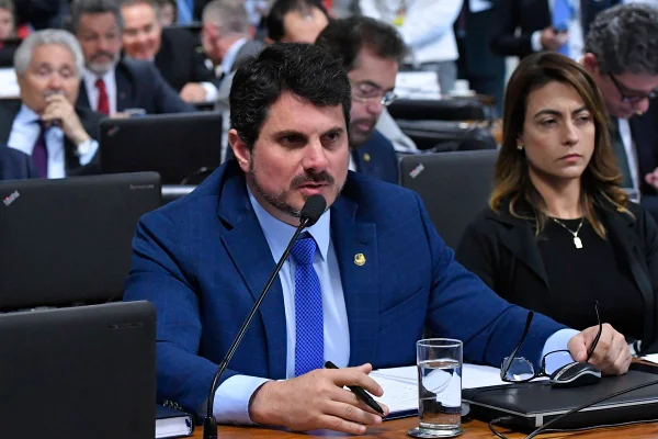 Alexandre de Moraes autoriza devolução do celular de Marcos do Val