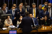 Deputados da oposição ocupam a Mesa do Plenário da Câmara