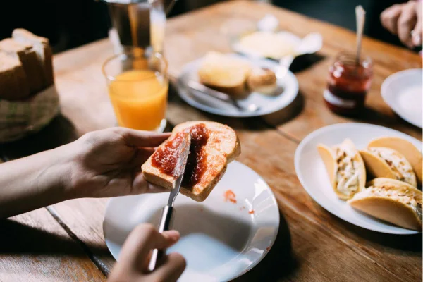 Foto colorida de um café da manhã - Metrópoles