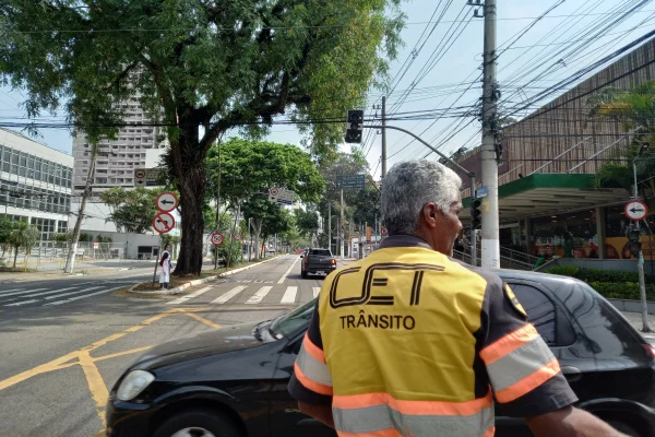 Imagem mostra agente de trânsito da CET - Metrópoles
