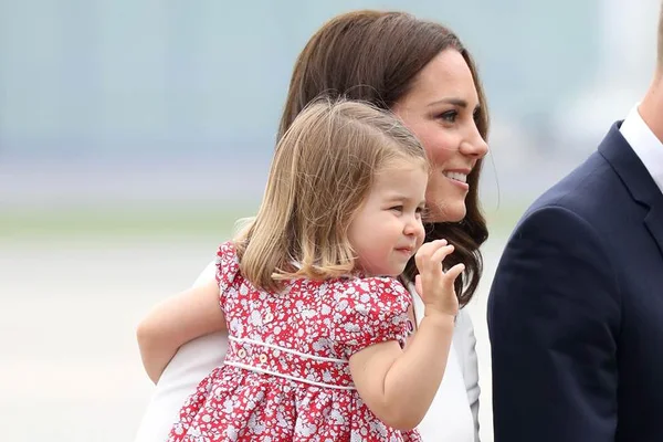 Fofura real: simpática, princesa Charlotte encanta em viagem oficial