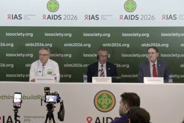 Imagem colorida da coletiva de imrpensa da AIDS 2026