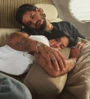Ana Castela e Zé Felipe são clicados dormindo abraçados Ana Castela e Zé Felipe são clicados dormindo abraçados