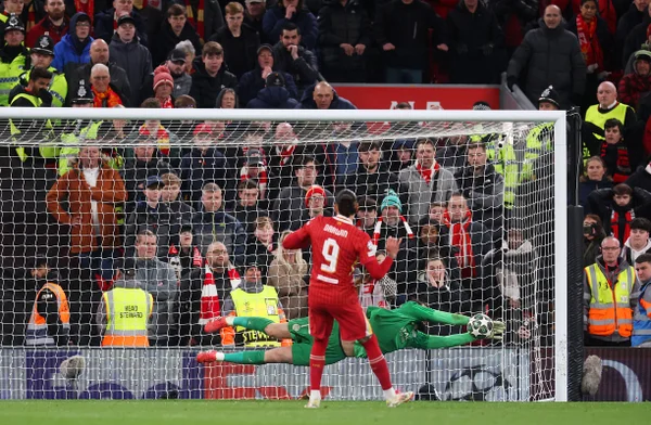 Foto colorida de Donnaruma, do PSG - Metrópoles