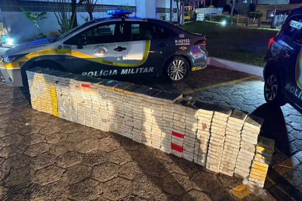Imagem colorida mostra pacotes de cocaína apreendidos pela PM Rodoviária - Metrópoles