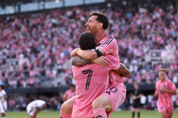 Foto colorida de Lionel Messi e De Paul - Metrópoles