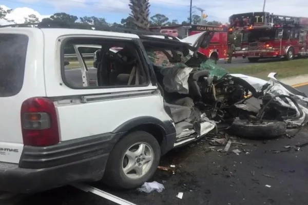 Mãe manda filhos tirarem cinto de segurança e joga carro em árvore