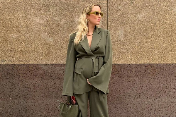 Beatrice usa conjunto verde militar e coloca a mão na barriga