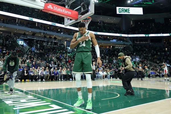 Giannis Antetokounmpo em jogo da NBA - Metrópoles