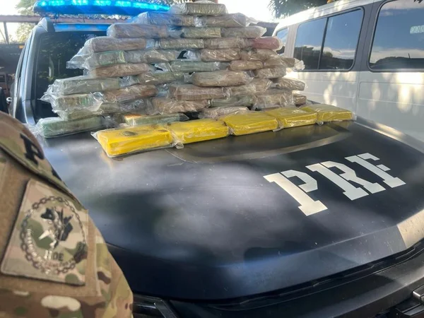 Goiás cocaína encontrada teto veículo - Metrópoles