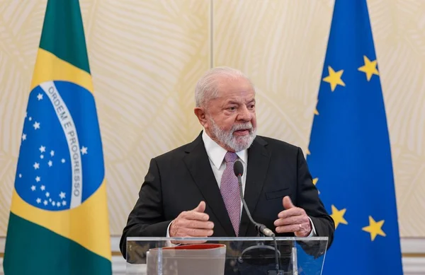 imagem colorida de Lula em entrevista coletiva na Bélgica - Metrópoles