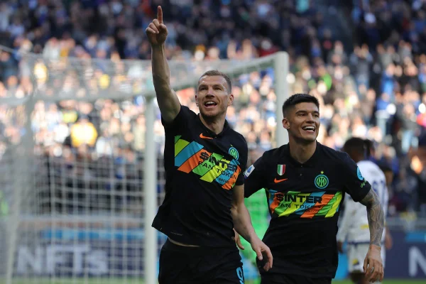 Inter bate Hellas Verona e cola na liderança do Italiano